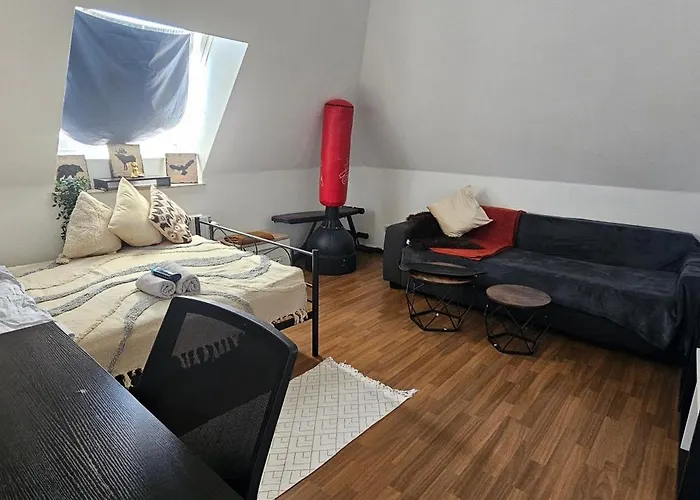 Rum i privatbostad Cozy In Center, With Small Balcony